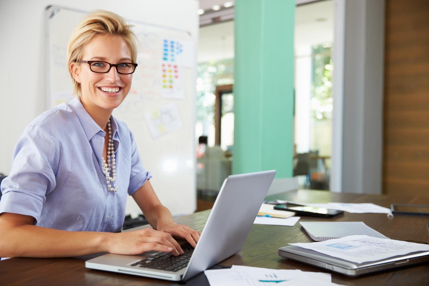 Frau im Büro